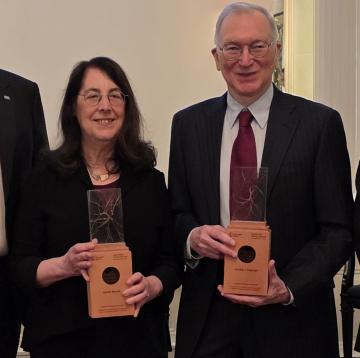 Arlene Sharpe and Gordon Freeman accept their Gretner-Thurlemann Prize